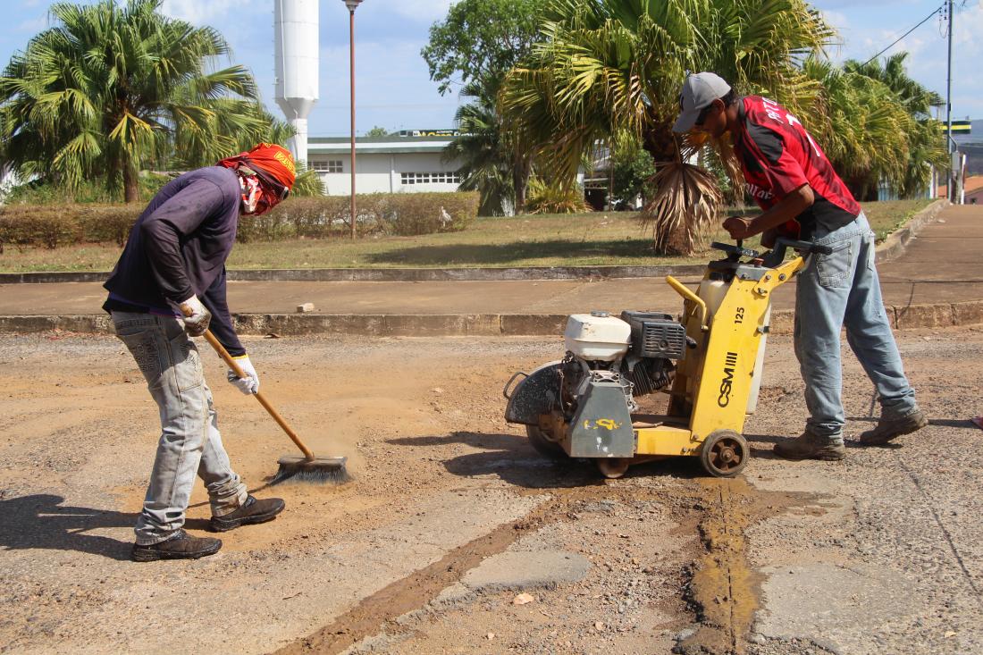 A Secretaria de Infraestrutura e Transporte, Segue dando continuidade na  operação tapa-buraco. - Prefeitura de Minaçu